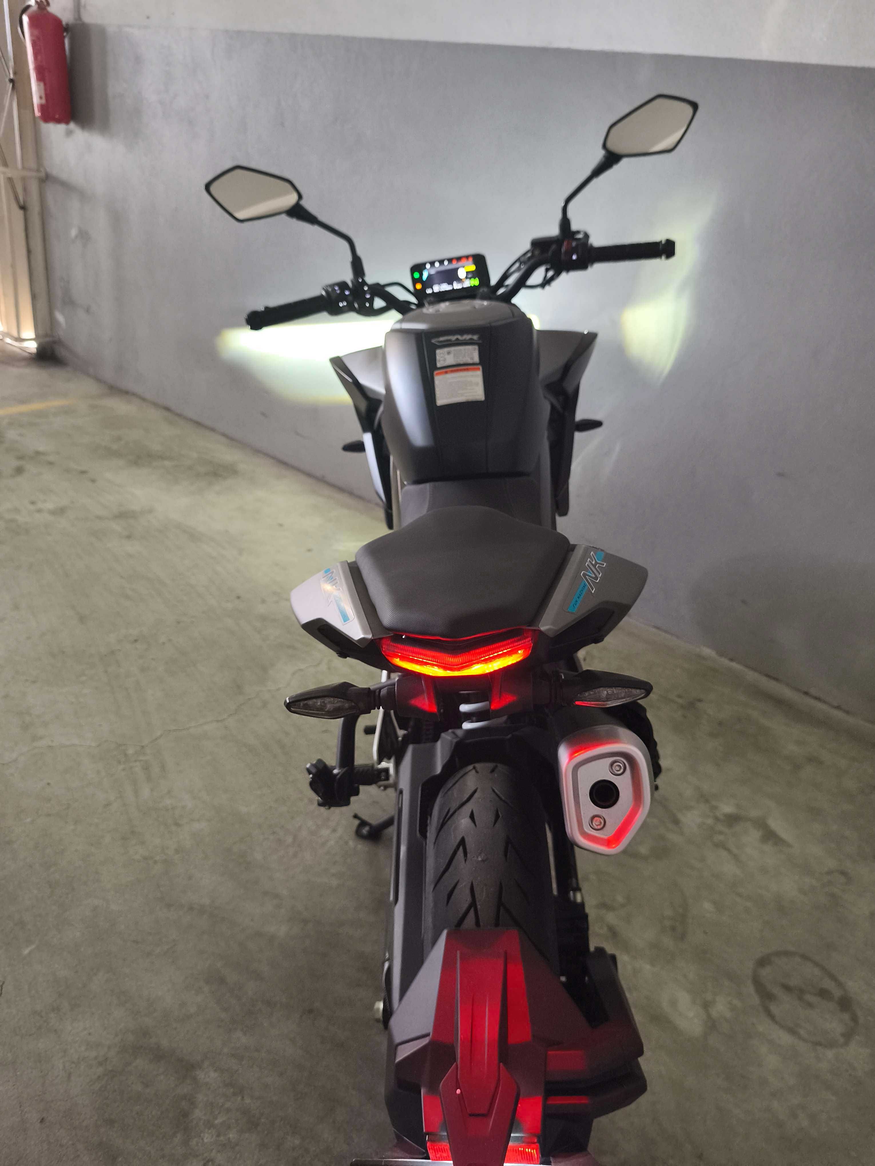 Vendo CF Moto 125 NK como nova (127 km apenas)