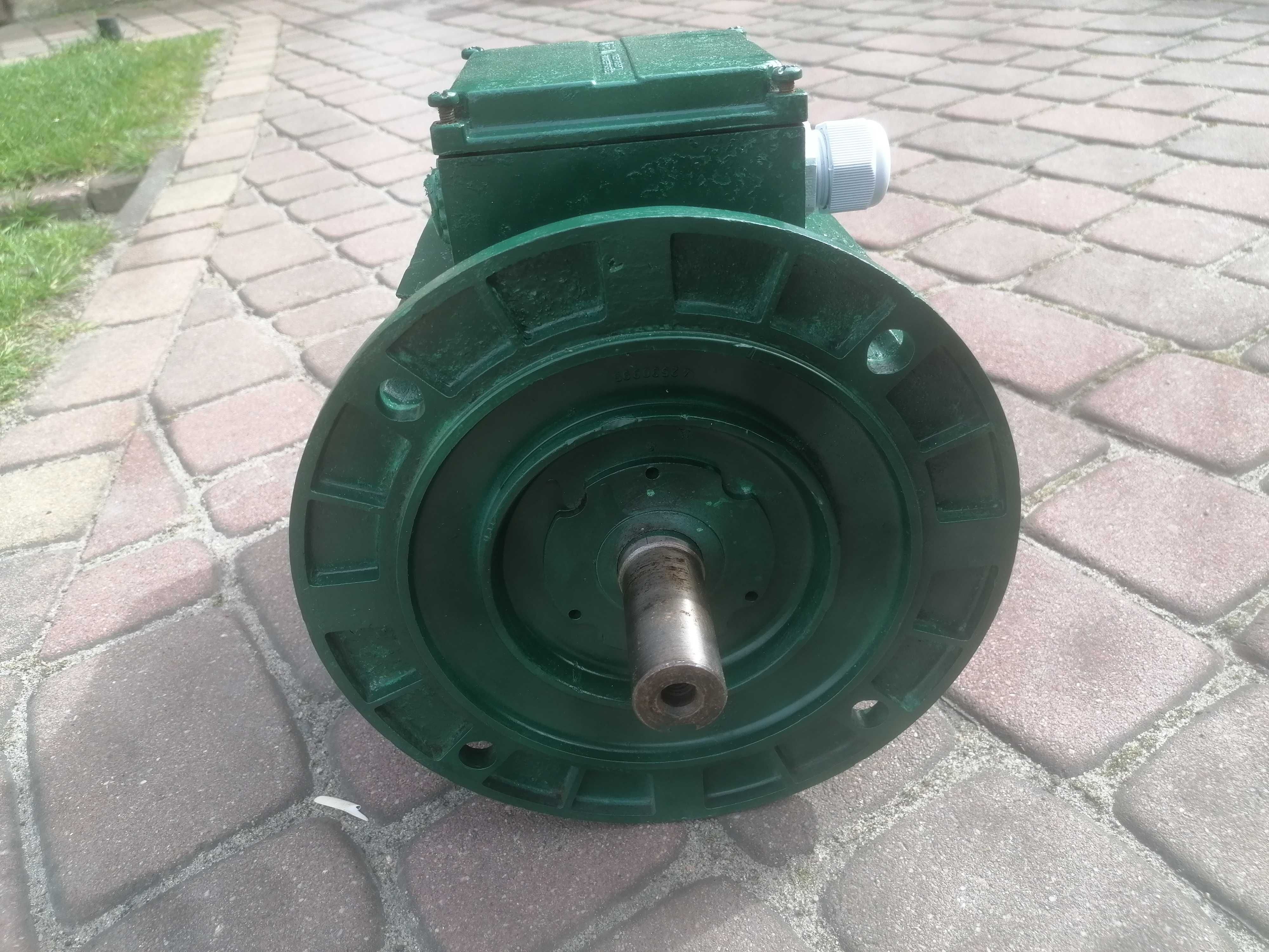 Silnik  kołnierzowy 2.2Kv 930 obrotów stan bardzo dobry mało używany