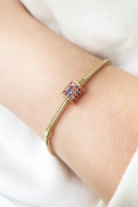 Złoty geometryczny charms z kolorowymi cyrkoniami pr.585