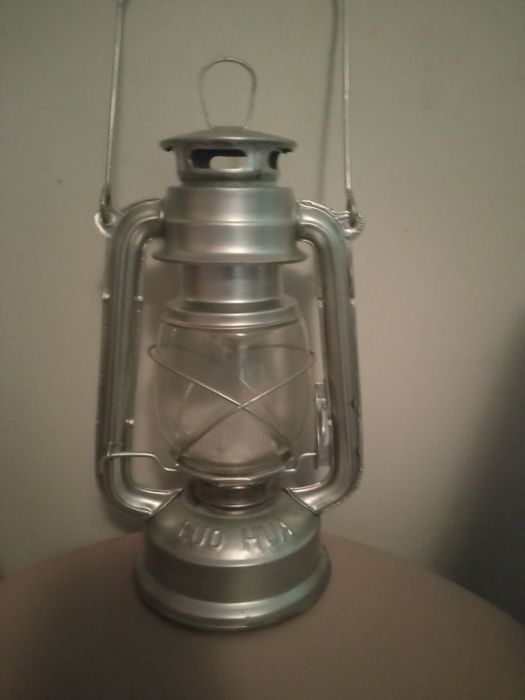 Lampa naftowa wisząca lub stojąca.