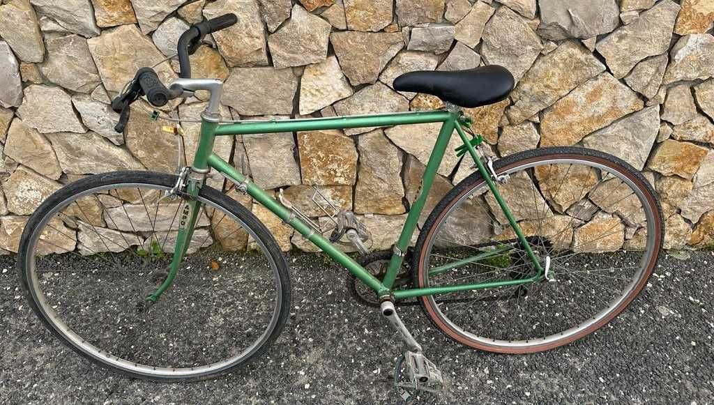 Bicicleta antiga para restauro, operacional