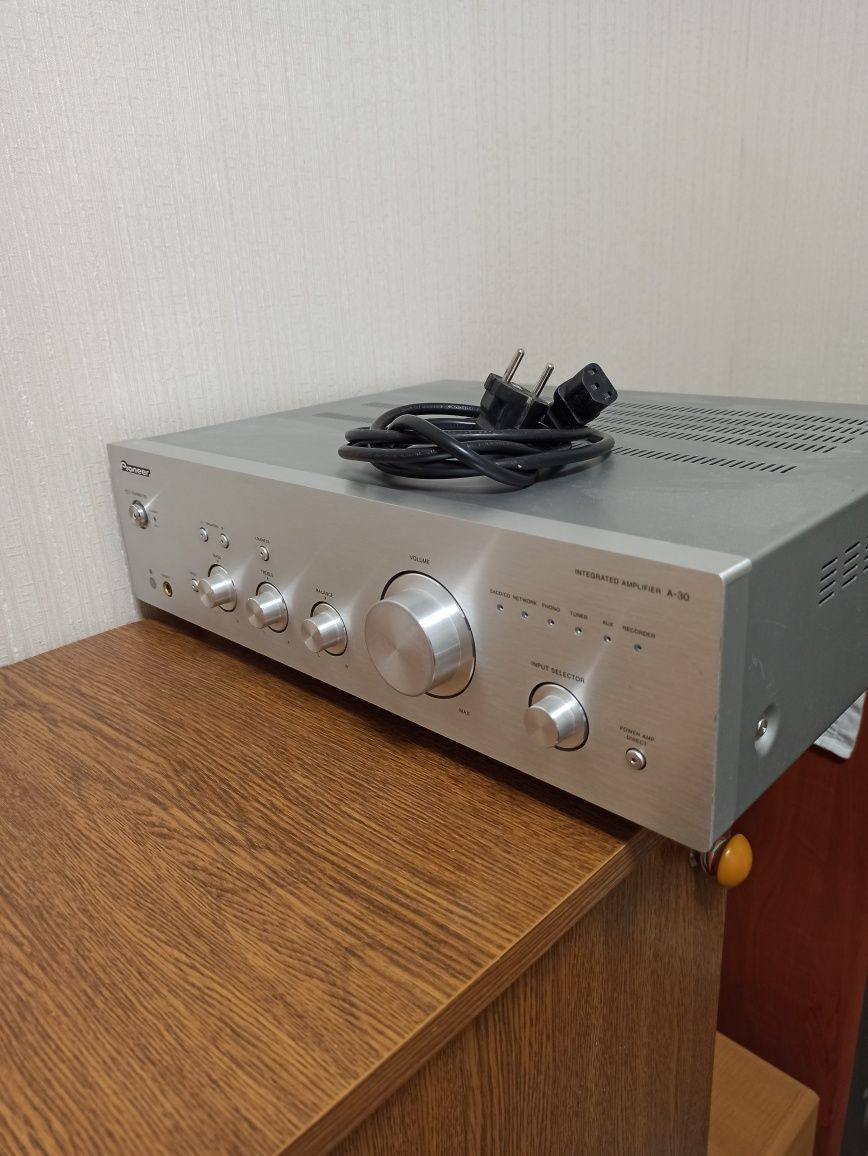 Усилитель Pioneer A-30-S интегральный усилитель.