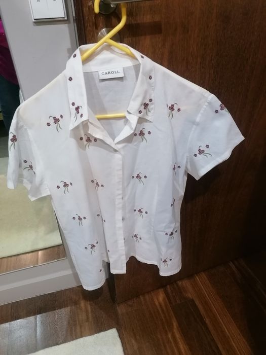 Camisa com flores bordadas