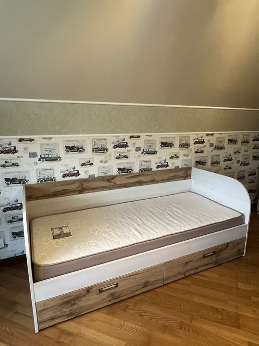 Ліжко, дитячі меблі, стіл (два ліжка і два столи)