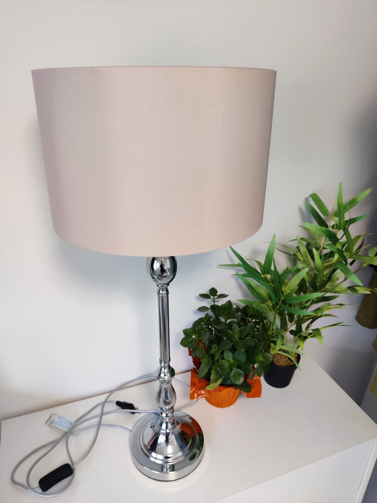 Wysoka lampa stojąca
