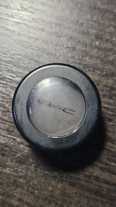 Mac - Black Gold, Velvet. Pojedynczy, czarny cień do powiek