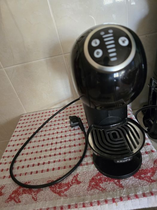 Maquina de café Dolce Gusto + suporte com gaveta + 38 capsulas