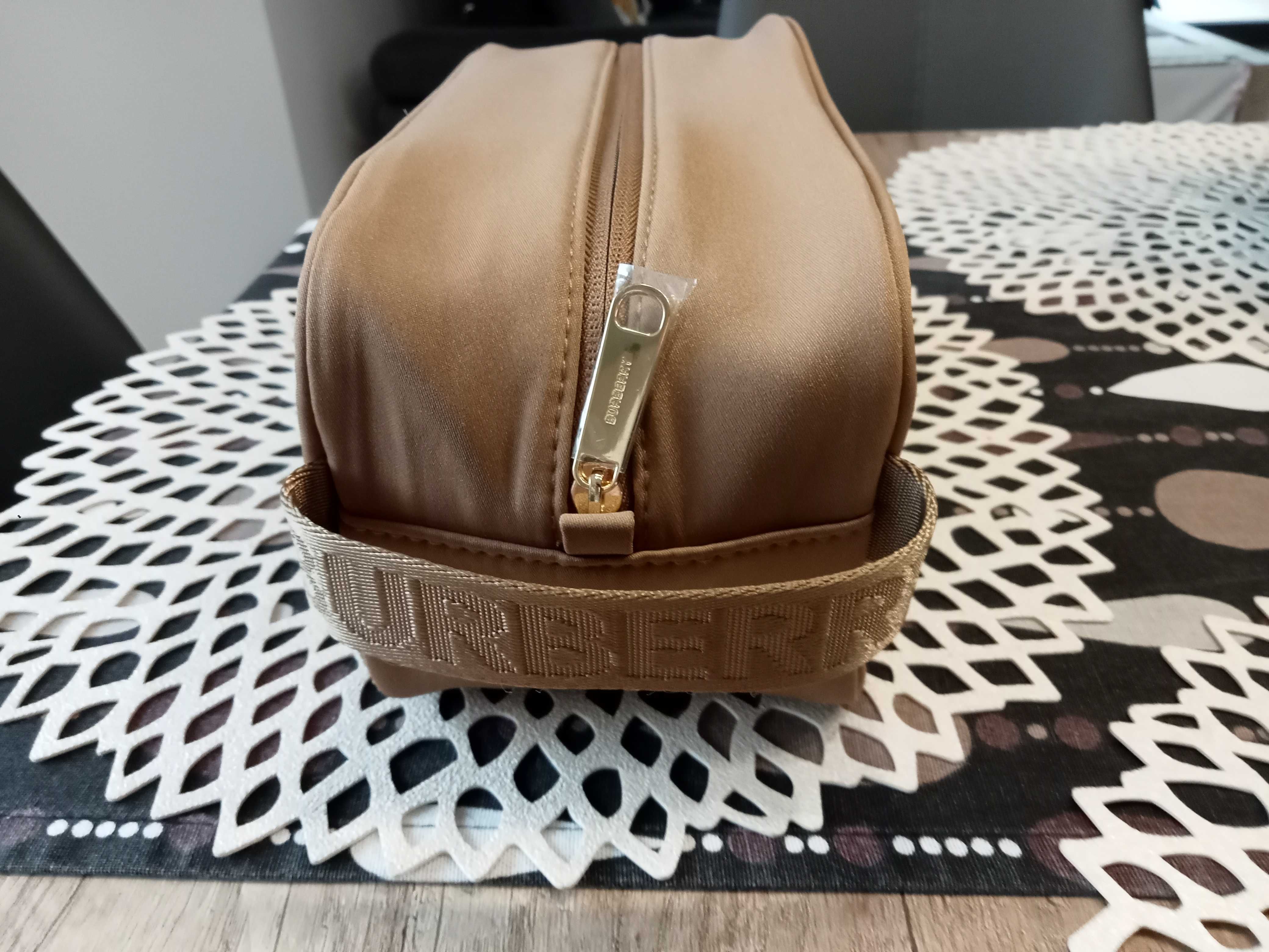 Kosmetyczka Burberry Hero unisex