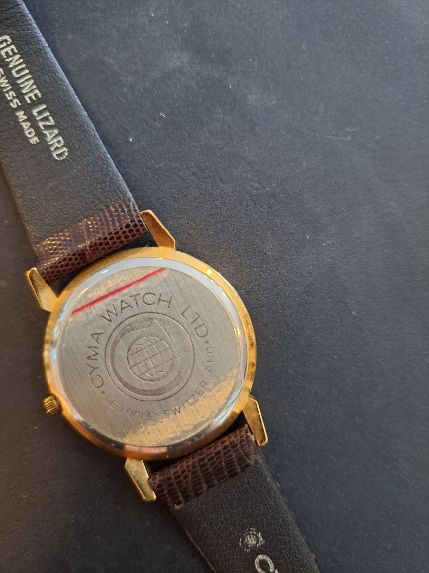 Relógio Cyma com etiqueta plaque
