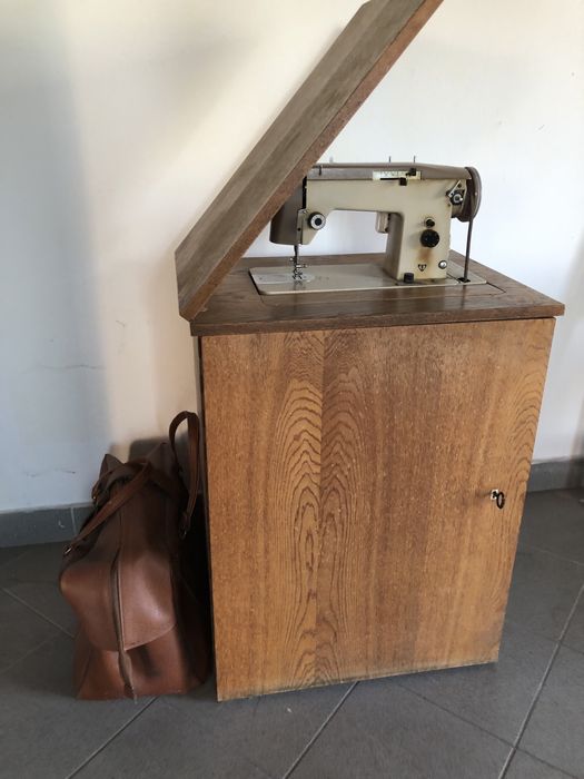 Maszyna do szycia Łucznik PREDOM 466 z napędem TUR2 + drewniana szafka