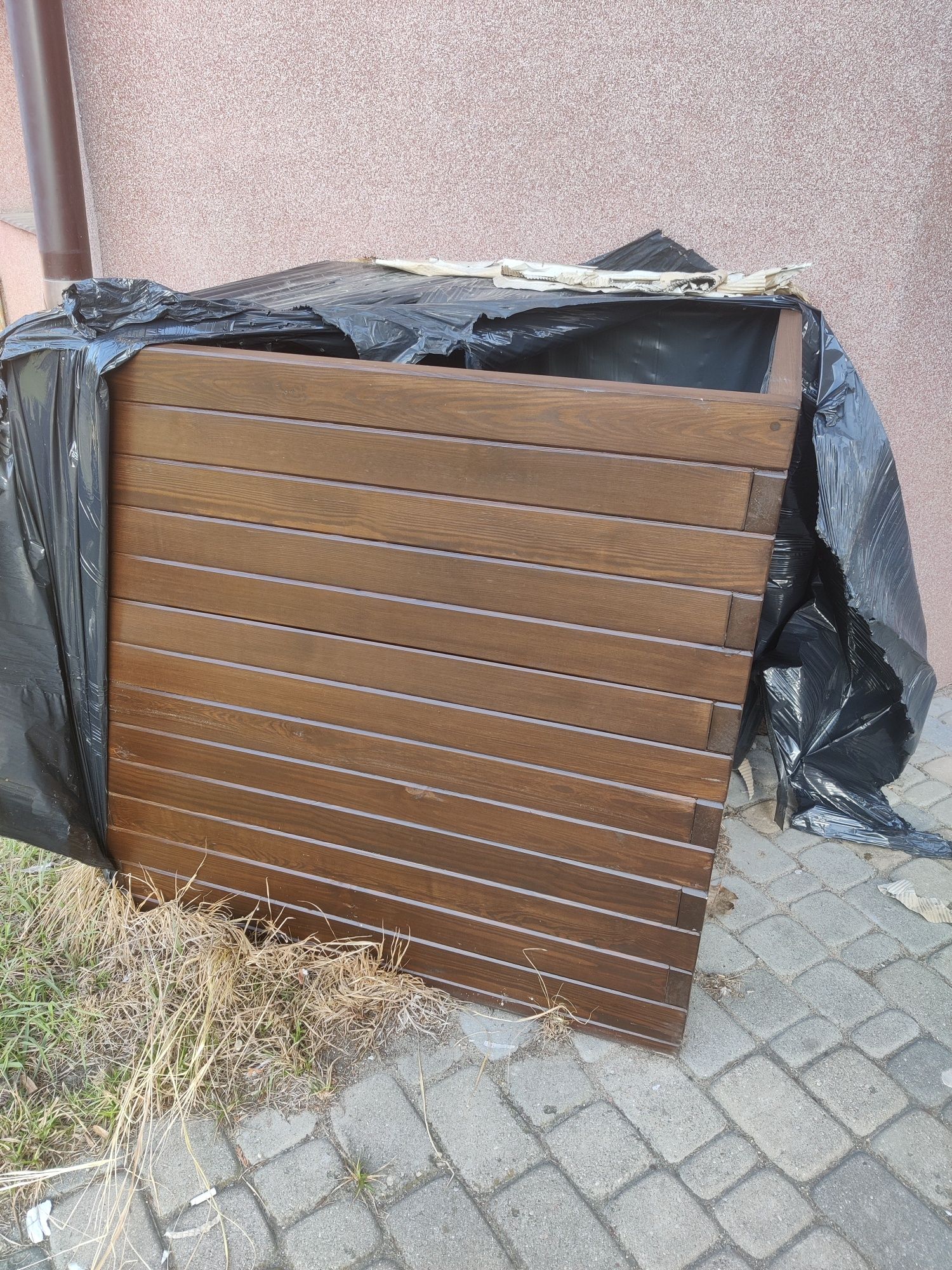 Nowa donica drewniana, skrzynia zewnętrza ogrodowa o wymiarach 1x1x1m