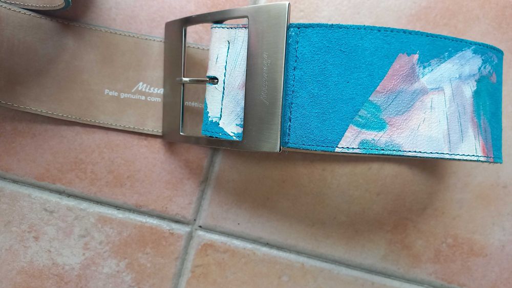 Cinto em pele colorido