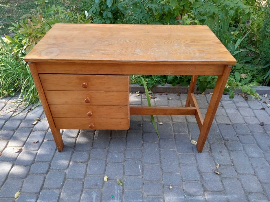 Małe biurko drewniane