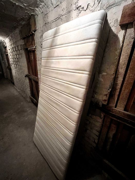 Białe Łóżko 90x200, z pojemnikiem na kółkach oraz materacem