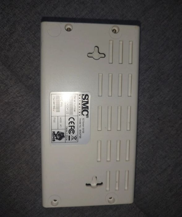 Switch 100 MB com fonte de alimentação.