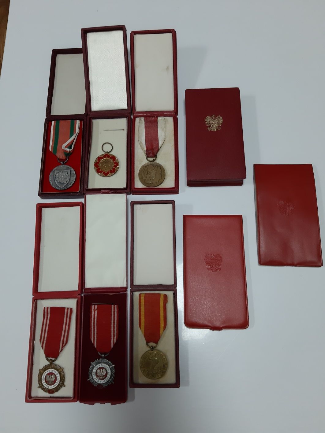 Medale odznaczenia legitymacje nadania pudełka PRL
