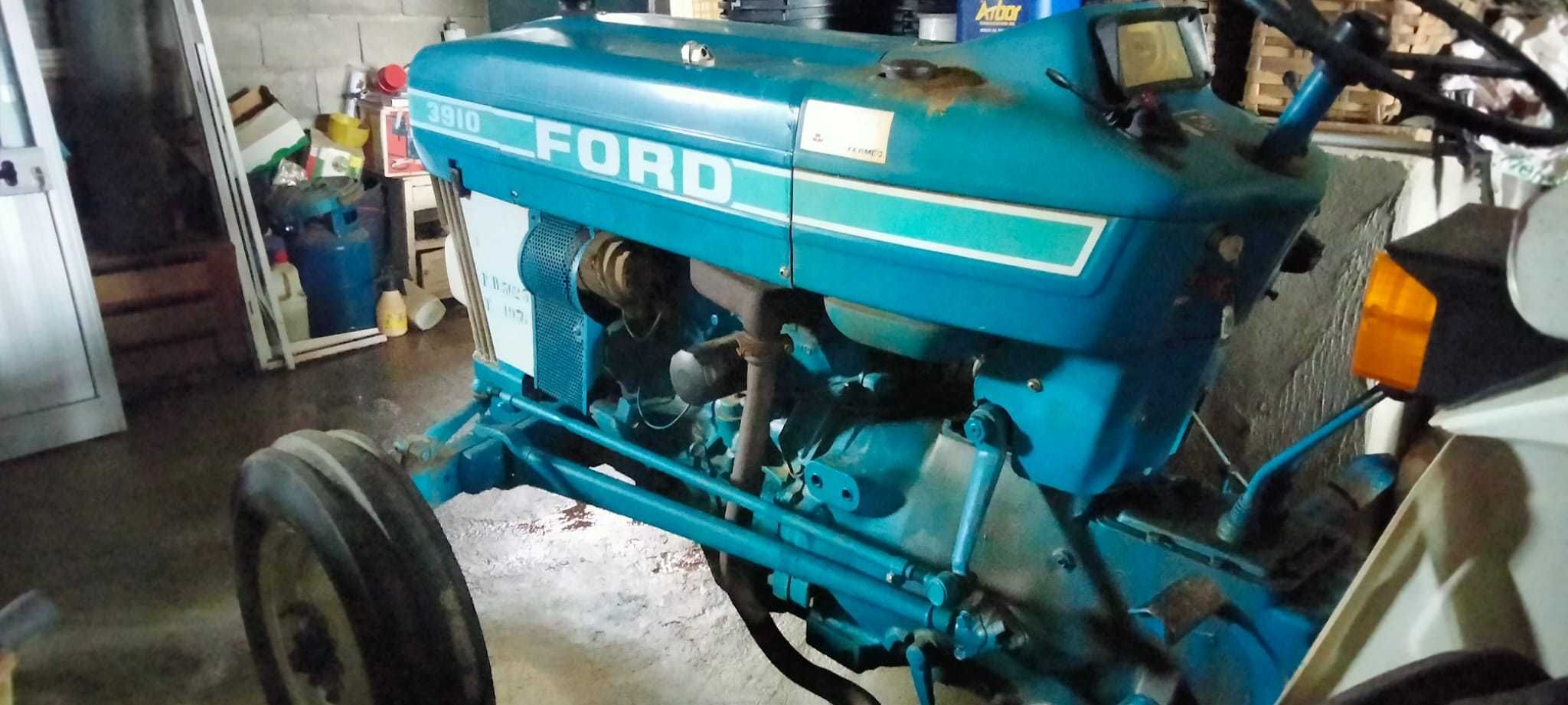 Trator Ford 3910 e Respetivos Acessórios