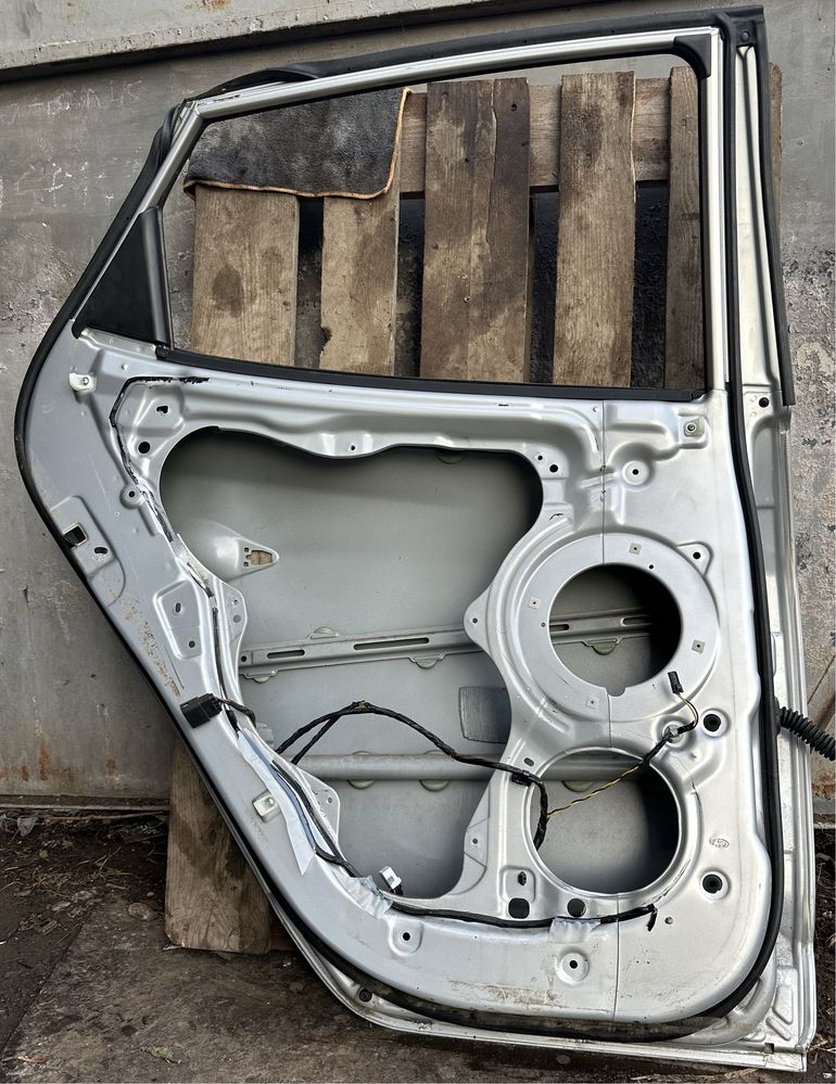 Дверь задняя левая голая Hyundai IX35 код краски 9S