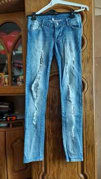 Spodnie jeansowe z dziurami 27/32.