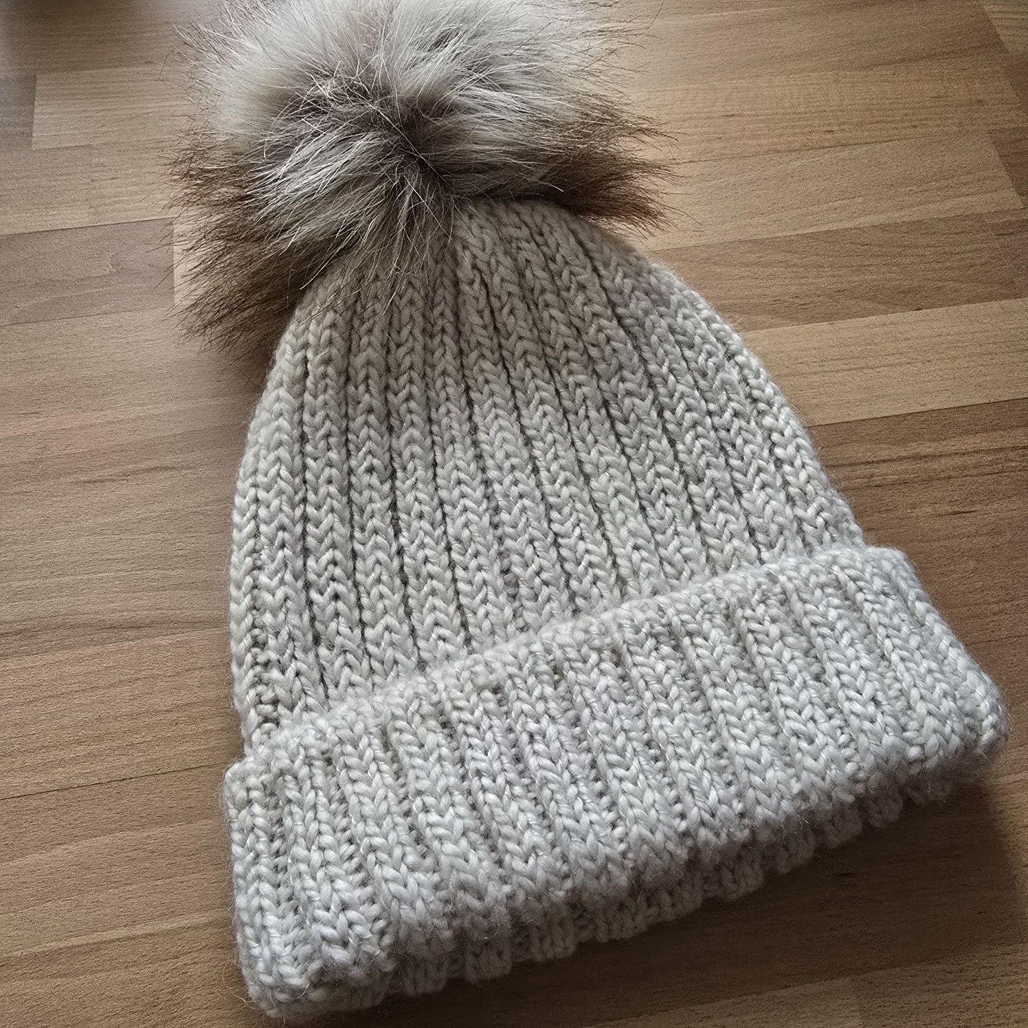 Czapka z bąblem HM wełna beżowa wool nude