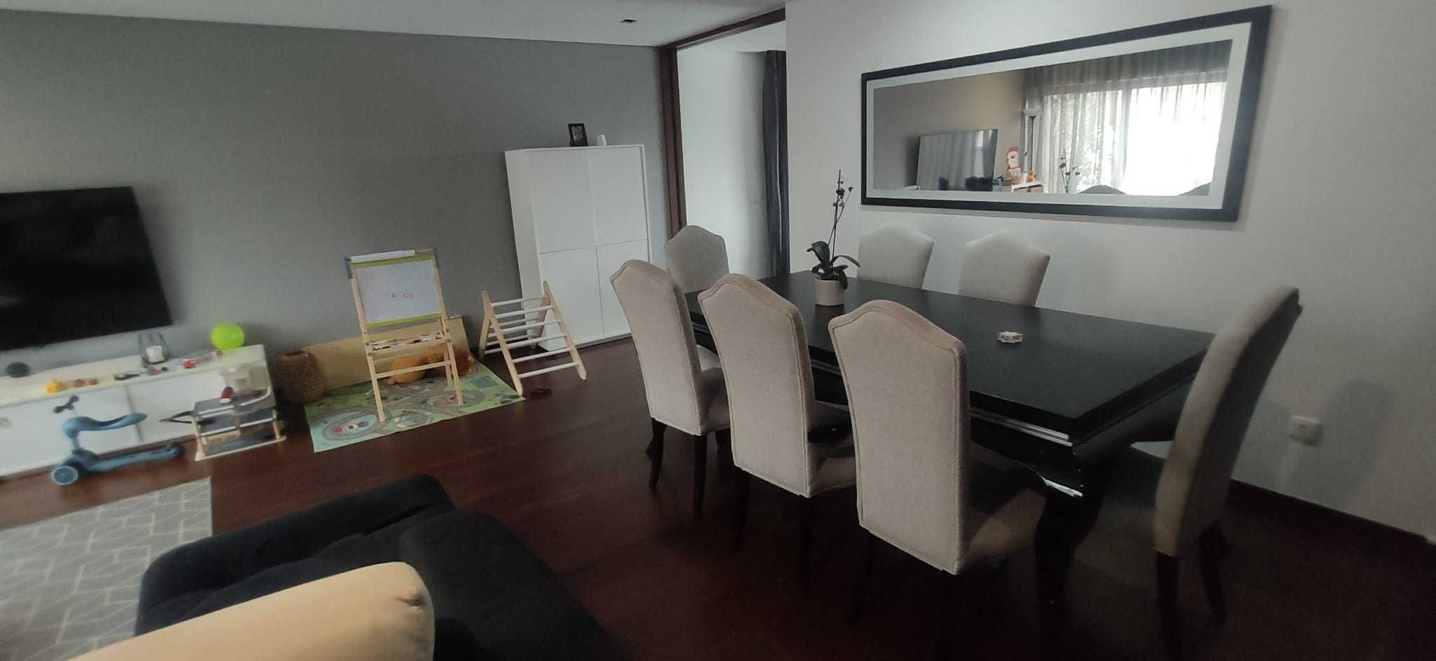 Mesa de jantar - Sala - com 7 cadeiras em excelentes condições