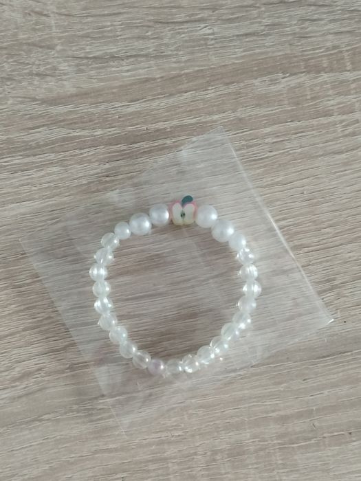 Bransoletka z  przezroczystymi koralikami siedem białych .