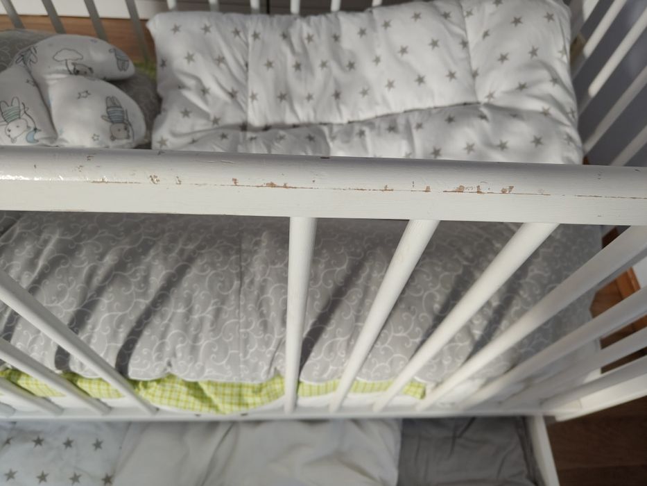 Drewniane łóżeczko z szufladą, materacem przescieradlami i poszewkami