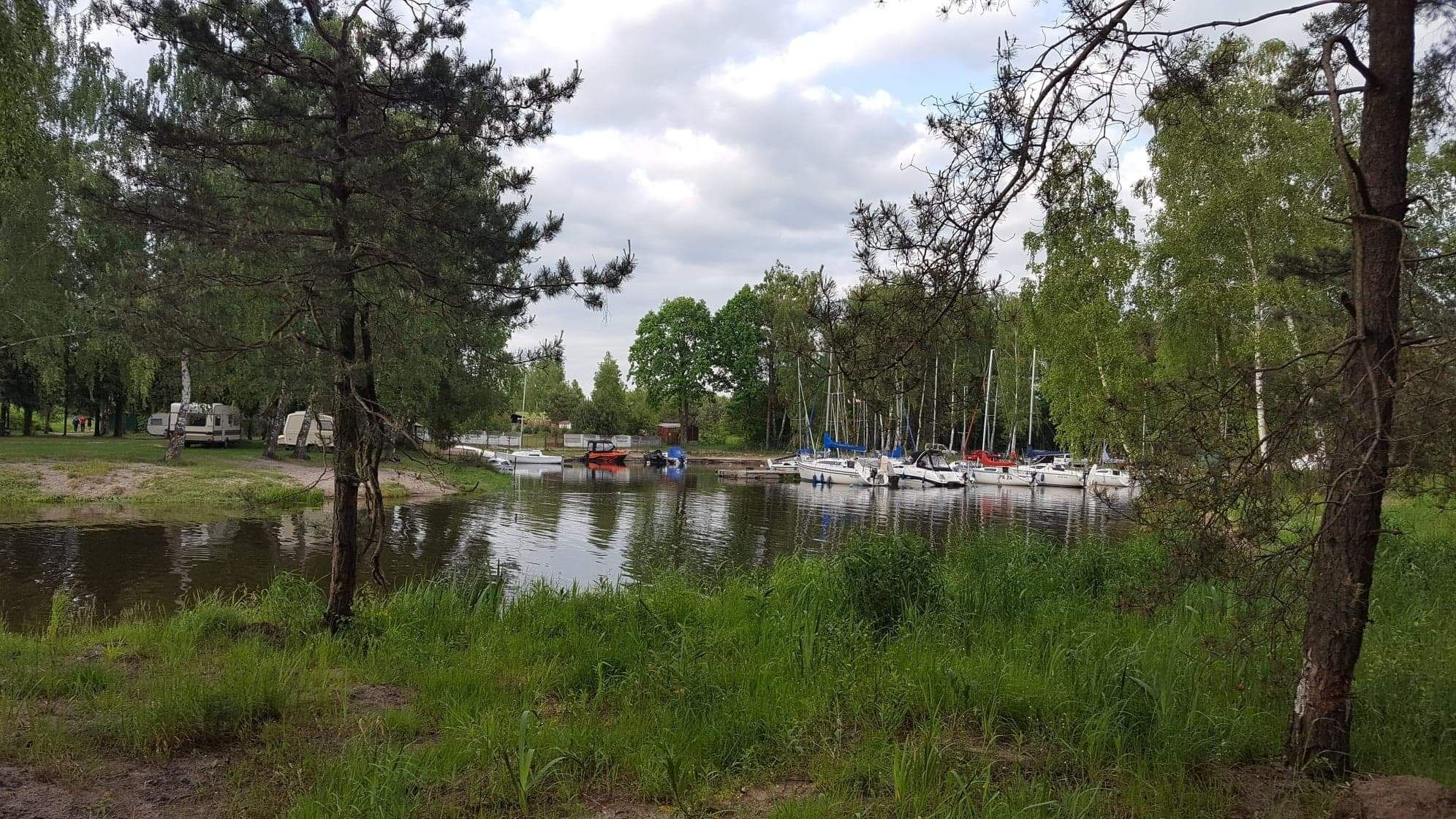 Noclegi nad Zalewem Sulejowskim w przyczepach kempingowych