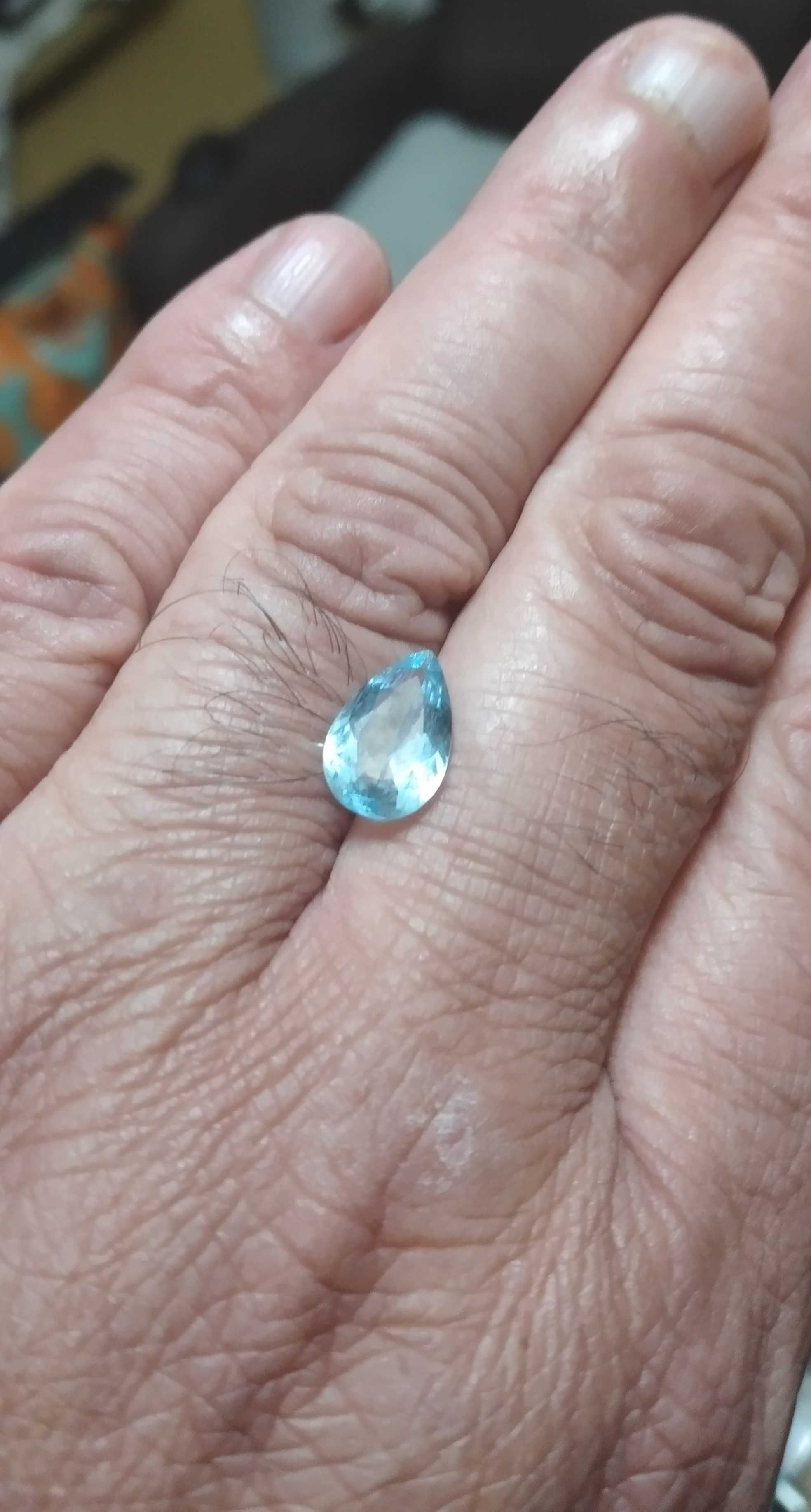 Água Marinha, gema natural, talhe pera, com o peso de 2,30 CT