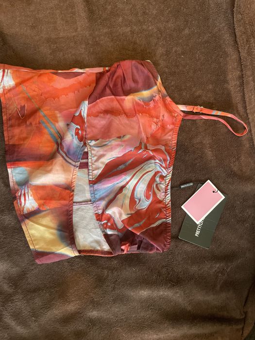 Kolorowy top na jedno ramię PrettyLittleThing