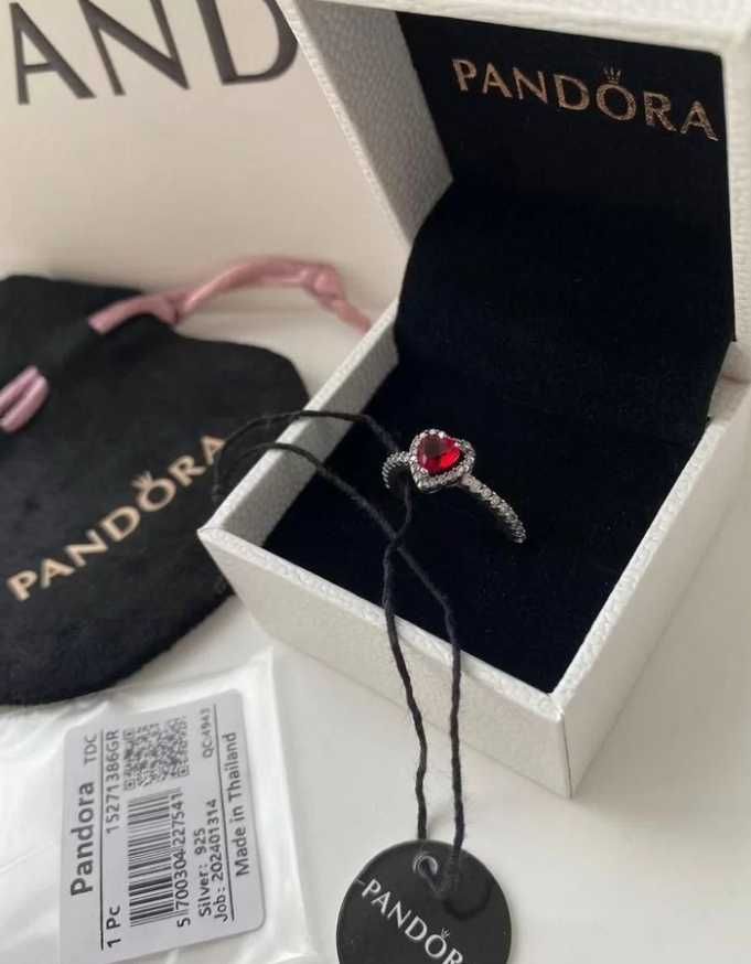 Кольцо Pandora «Красное сердце» из серебра 925 – романтика в деталях.