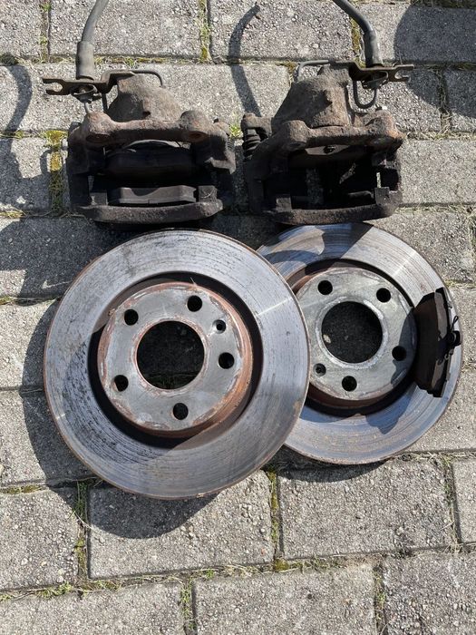 VW PASSAT B5 AUDI A4 ZACISK HAMULCOWY LEWY PRAWY TARCZE KLOCKI PRZÓD 280MM KOMPLET