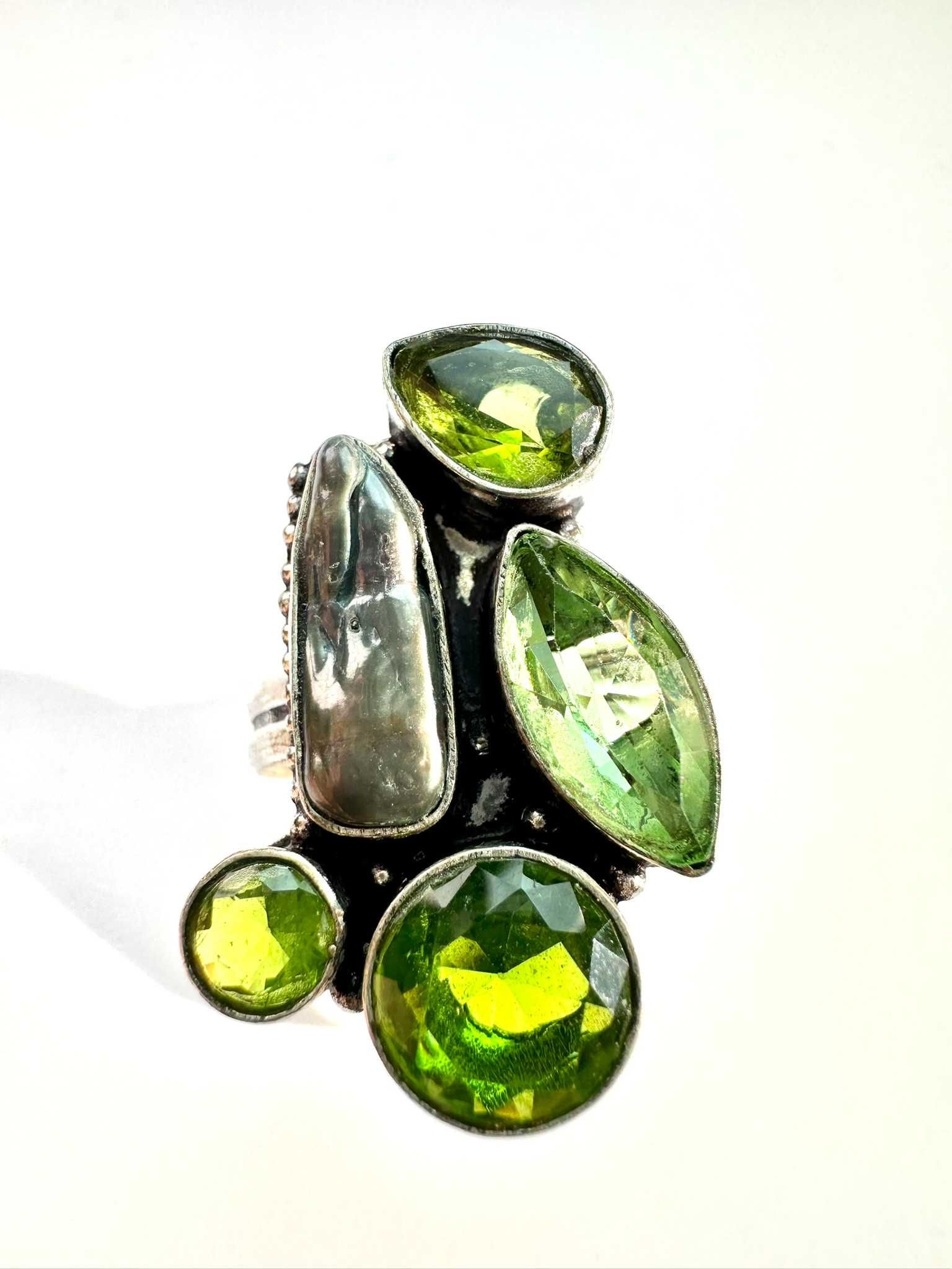 Pierścionek z kamieniami naturalnymi
Peridot, perła biwa. Próba 925