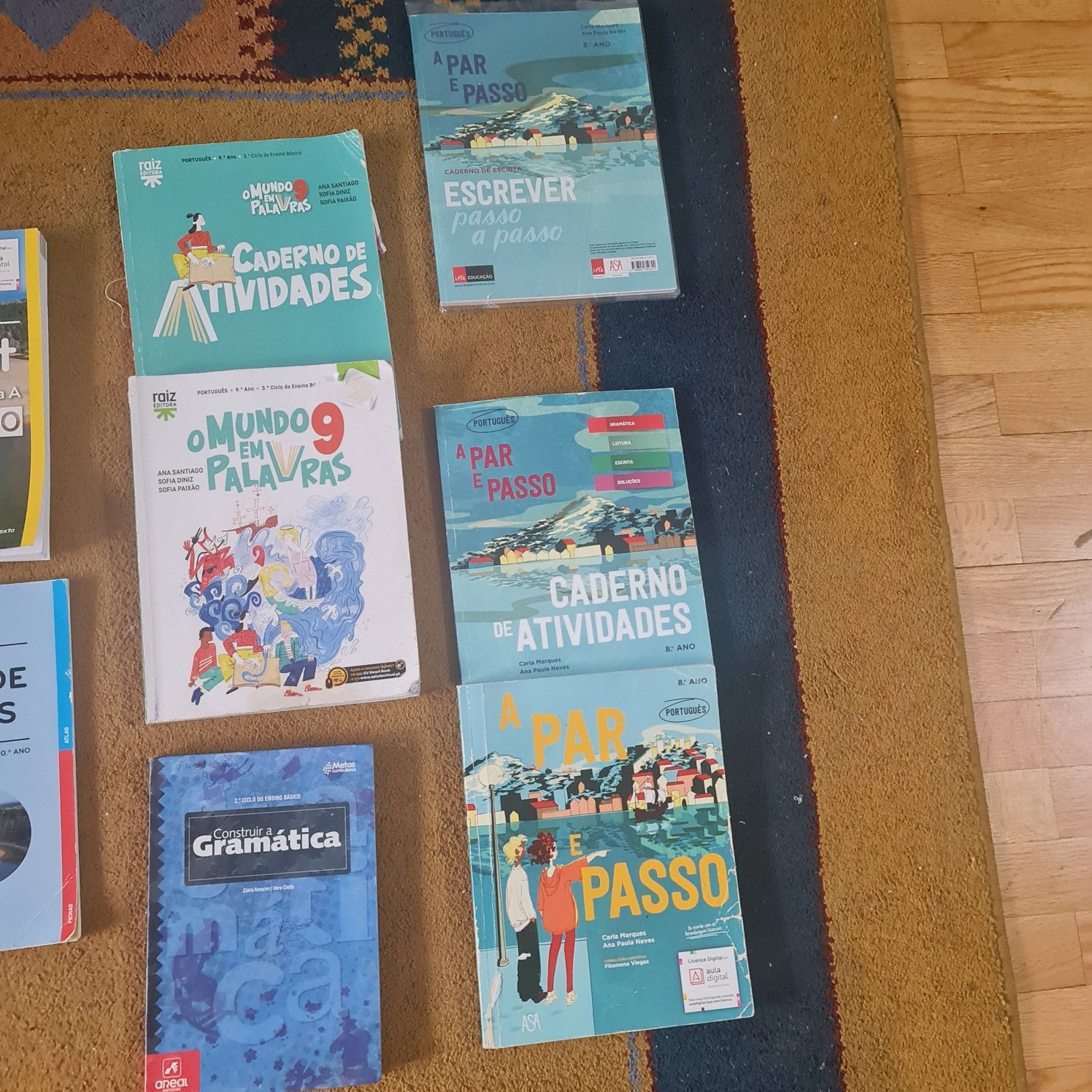 Livros/ manuais escolares