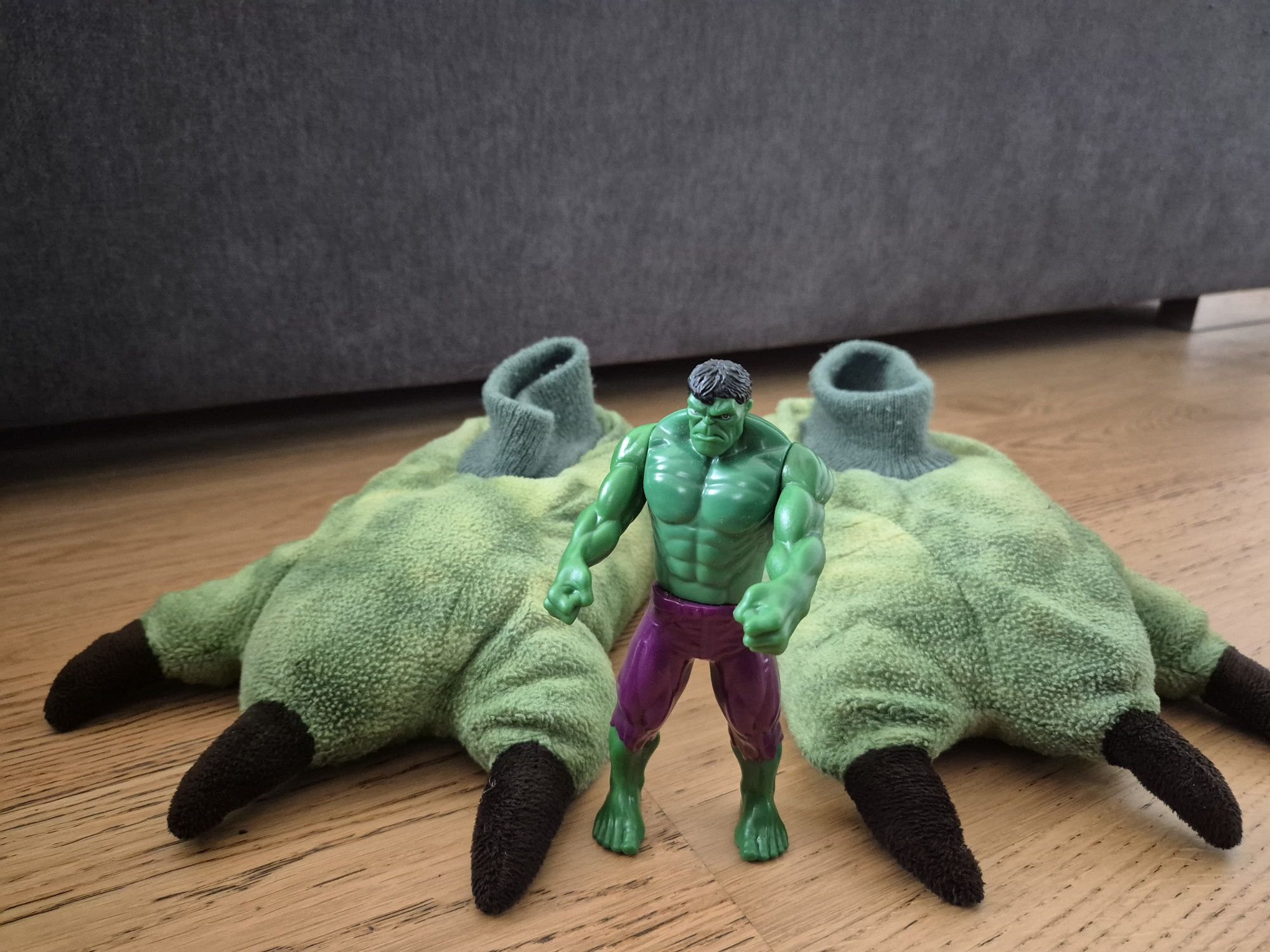 Hulk kapcie i figurka