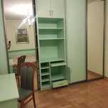 Regał z wysuwanym blatem pod komputer