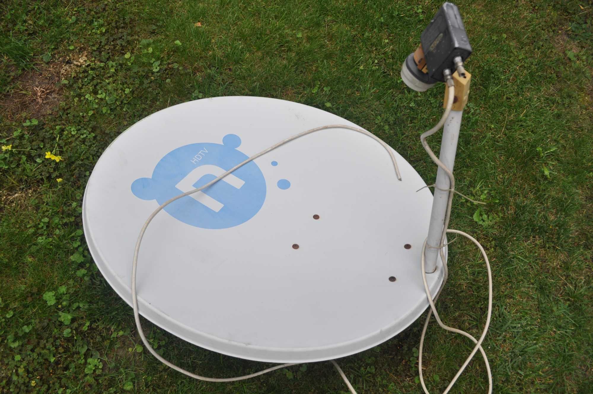 Antena satelitarna 71 cm x 81 cm, konwenter, uchwyty oraz przewód.