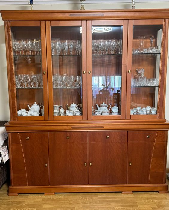 Móvel cristaleira em cerejeira em excelente estado.