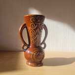 brązowy wazon ceramiczny
