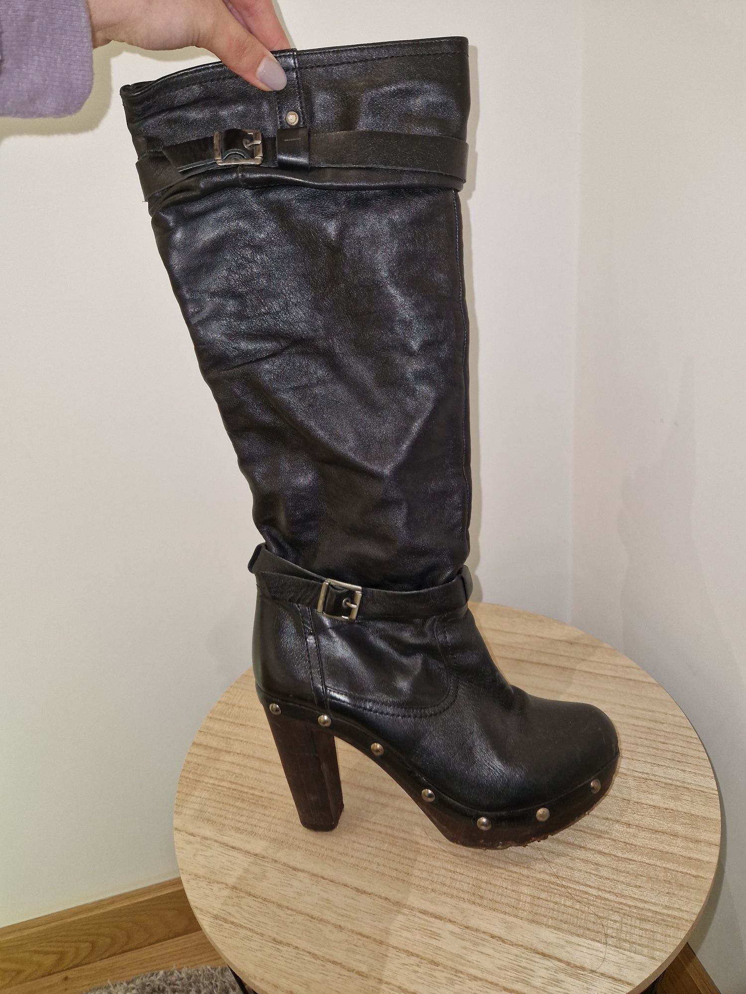 Botas como novas em pele