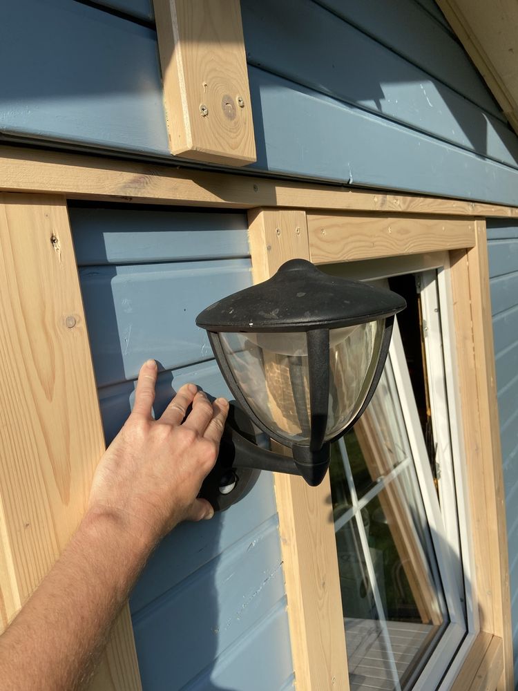 Lampa elewacyjna Philips LED z czujnikem ruchu i zmierzchu