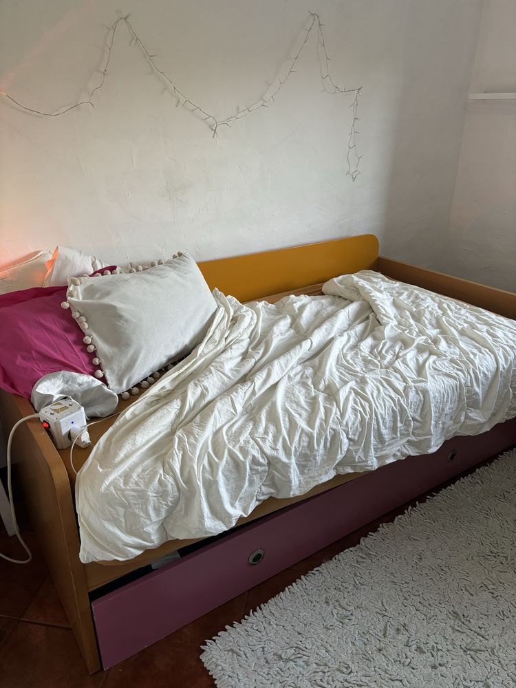 Cama dobravél, com 2 colchões incluidos. Em perfeito estado.