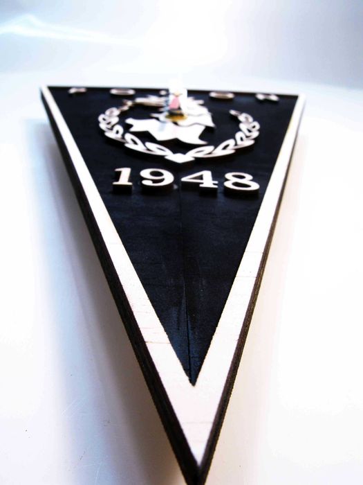 Drewniany zegar ścienny Pogoń Szczecin – idealny dla każdego kibica!