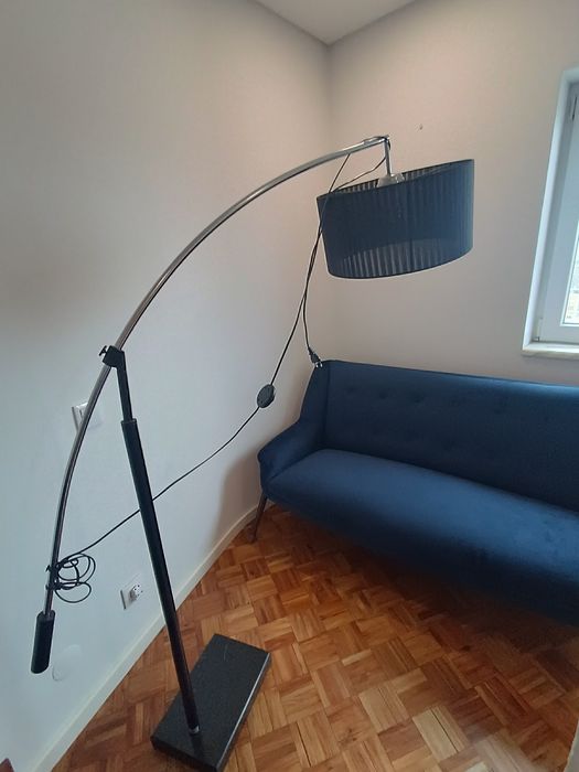 Candeeiro de pé com base em pedra