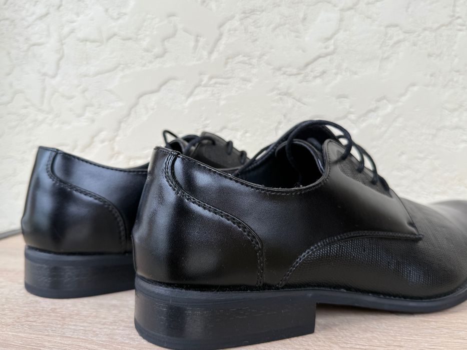 Чоловічі лаковані туфлі з класною вставкою в дизайні. Нові, 42 розмір.