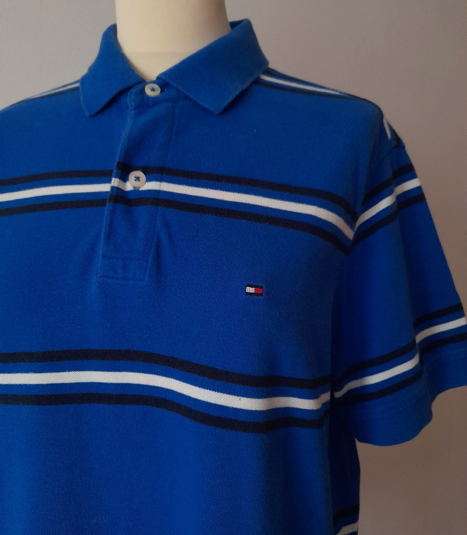 Polo Tommy Hilfiger azul, com riscas. Tamanho M