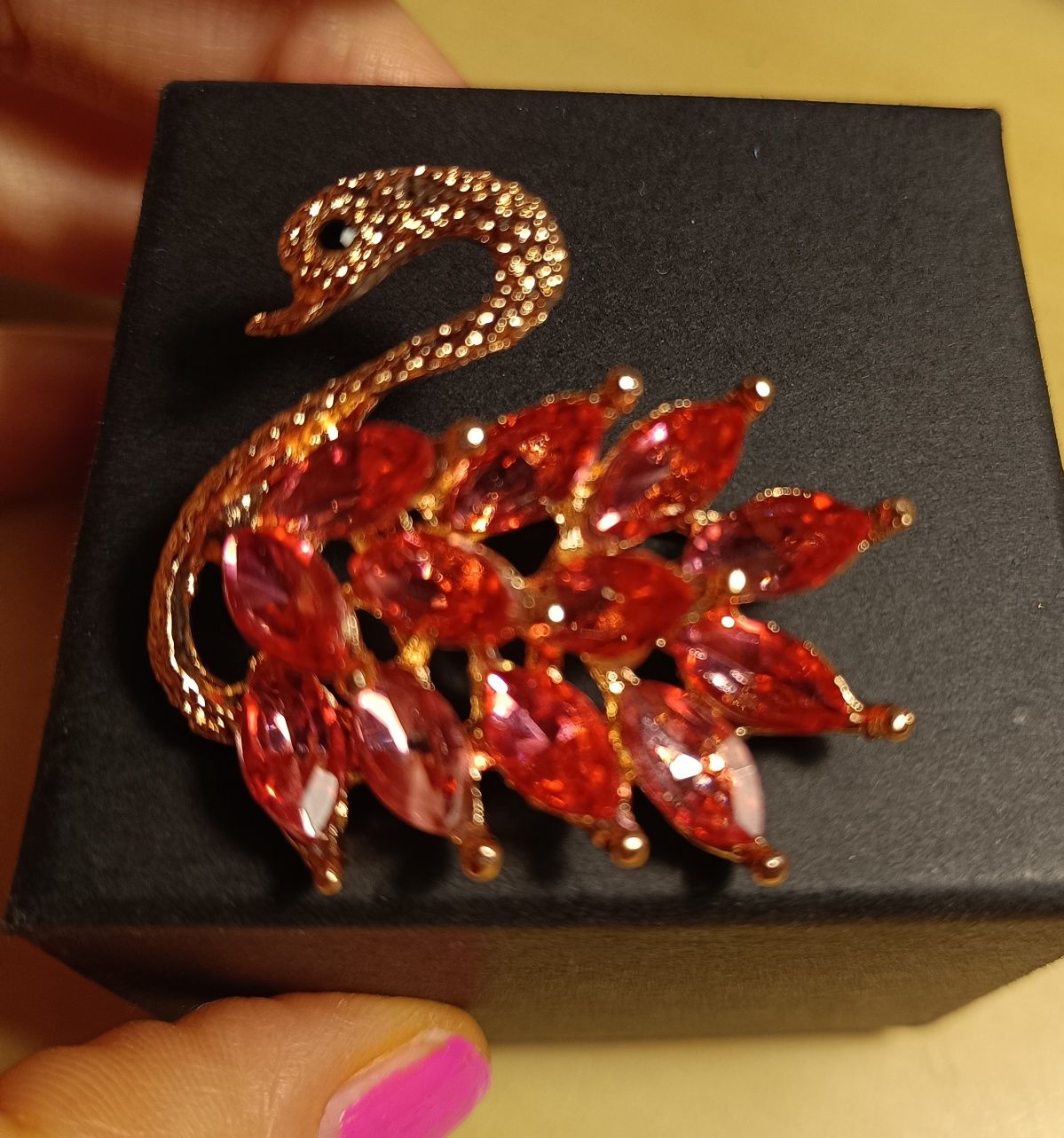 Nowa broszka Swarovski kryształy fuksja różowe złoto Dzień Kobiet