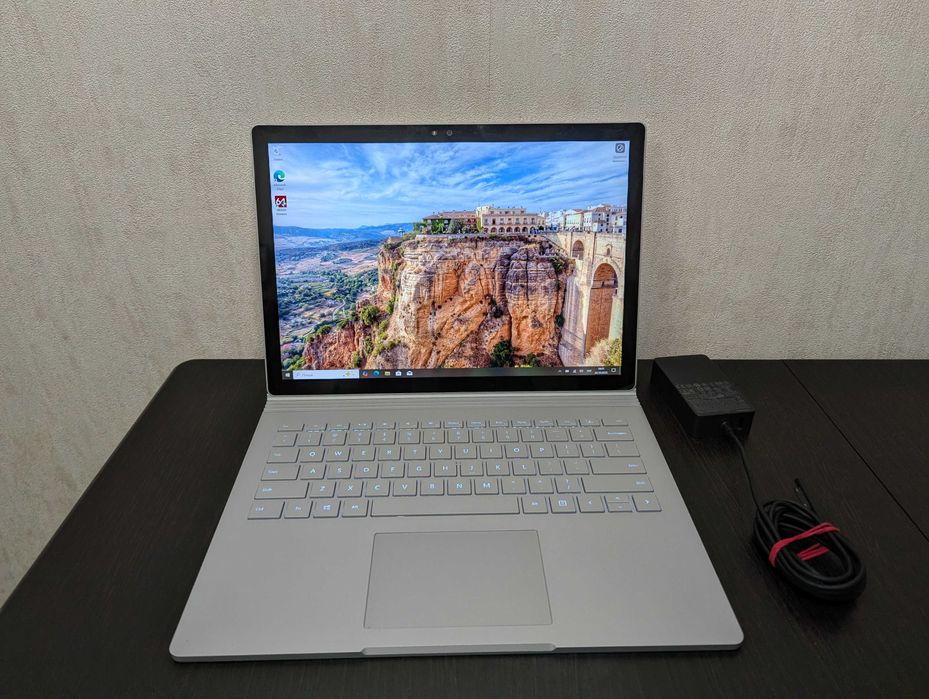 Microsoft Surface Book 8/256gb Nvidia GeForce i5-6300u