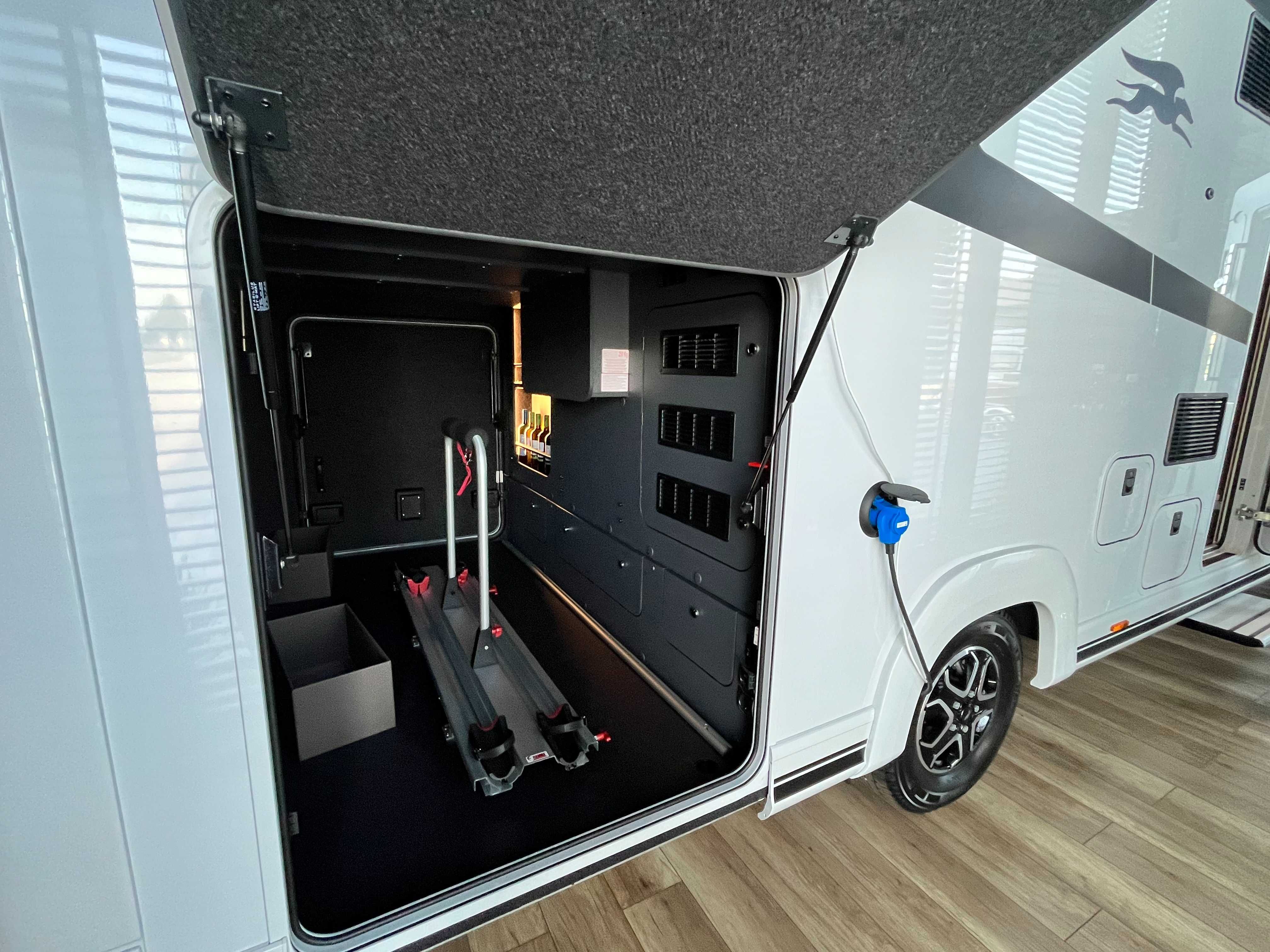 JEDYNY W POLSCE Kamper Integra Laika KREOS H5109  XCAMP Adria Hymer