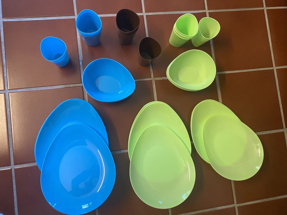 talheres , pratos , copos, ,radio pilhas, coilcha , saco/mala